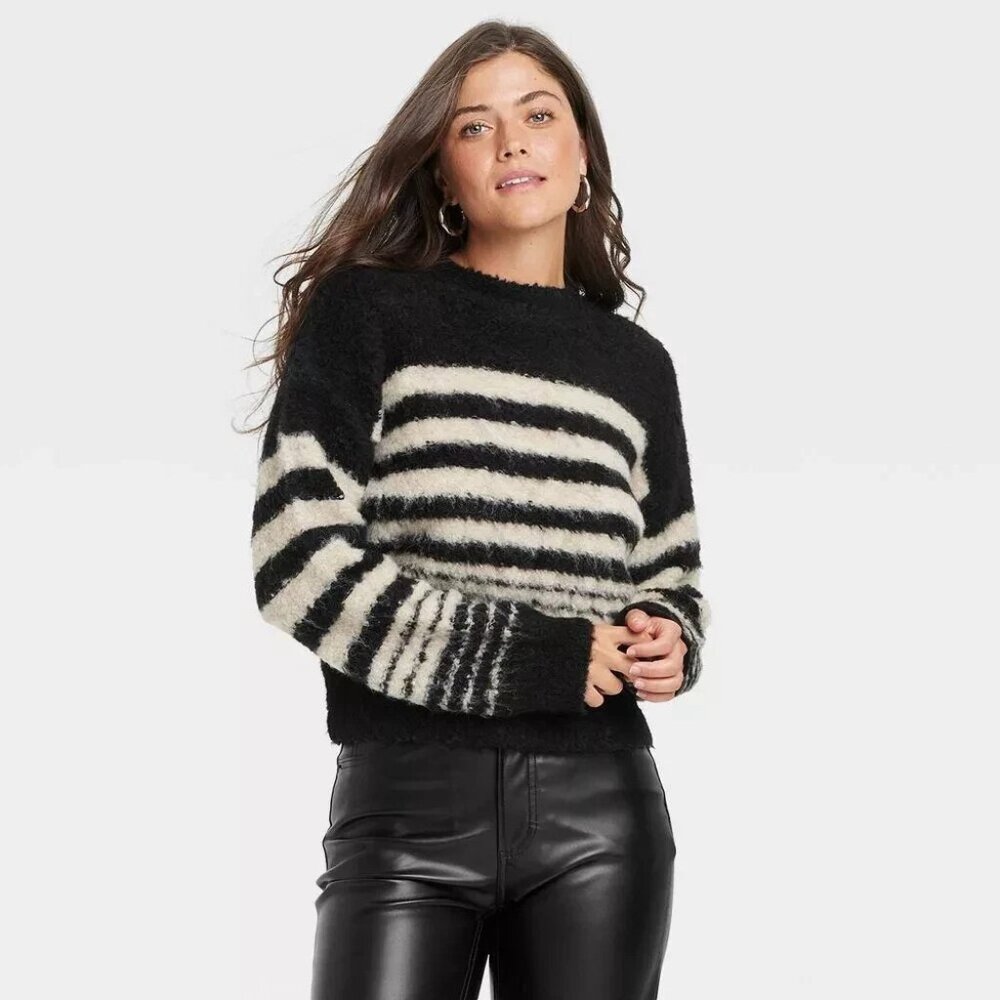 Universal Thread Women's S Black/Cream Striped Pullover Boucle Crew Neck Sweater